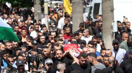 مشهد من تشييع الجماهير لجثمان الشهيد المقاوم الكستوني في جنين
