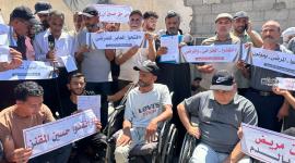جانب من وقفة مرضى وجرحى غزة المطالبة بتسريع اجلاءهم الطبي