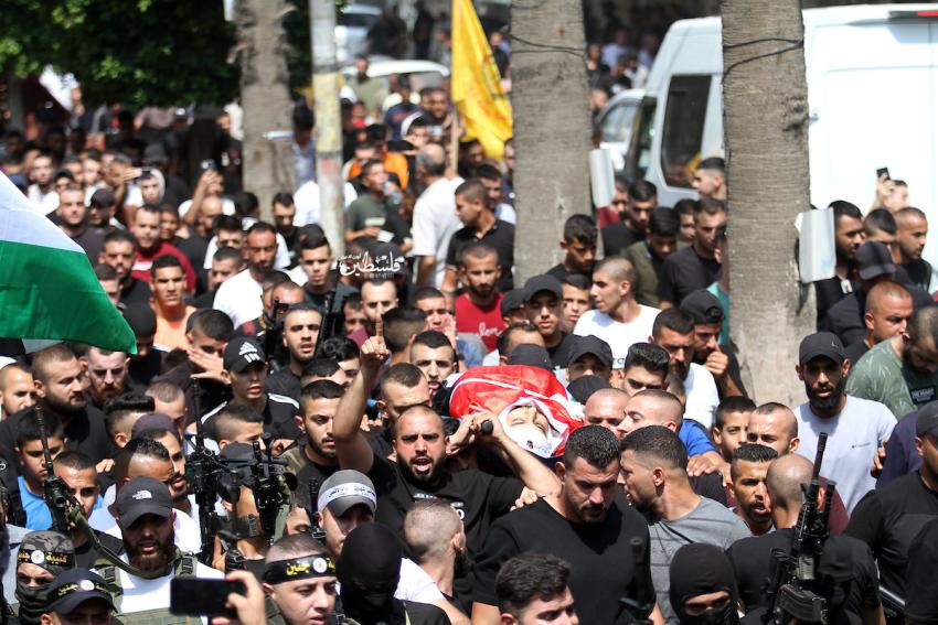مشهد من تشييع الجماهير لجثمان الشهيد المقاوم الكستوني في جنين