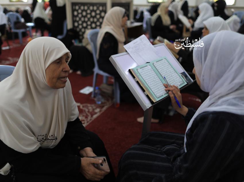 سيدة تسرد القرآن ضمن مشروع صفوة الحفاظ 2 بغزة